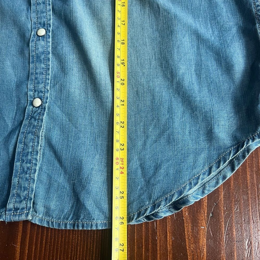 American Eagle Outfitters Boyfriend Fit Pearl Snap Shirt Sz Medium Chambray - Picture 7 of 9